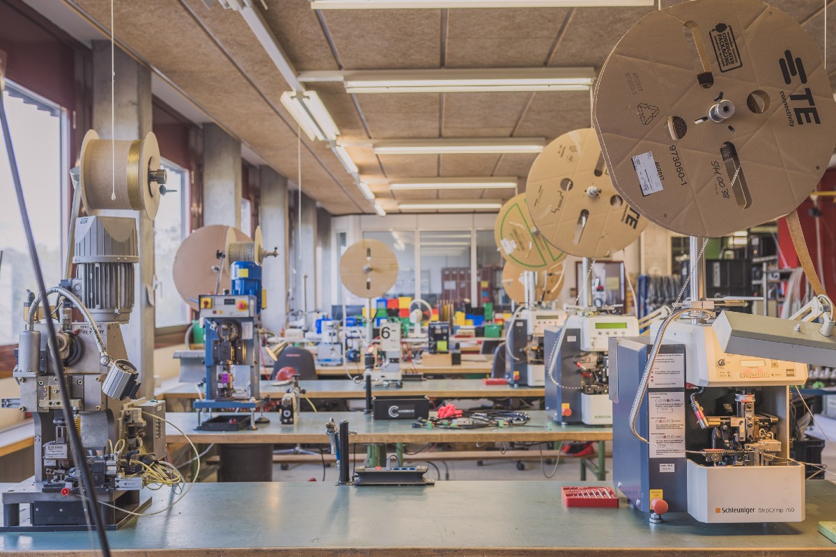 Kabelkonfektion bei Concable AG, Blick in die Produktion
